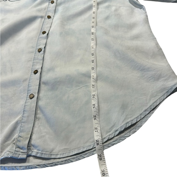 A very pretty Ariat shirt with intricate open stitch work on the front. - Picture 11 of 11